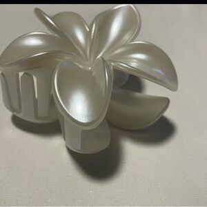 Elegant Pearl White Hair Clip